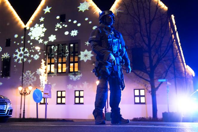 Un policier près du marché de Noël de Magdebourg (Allemagne), le 20 décembre 2024.