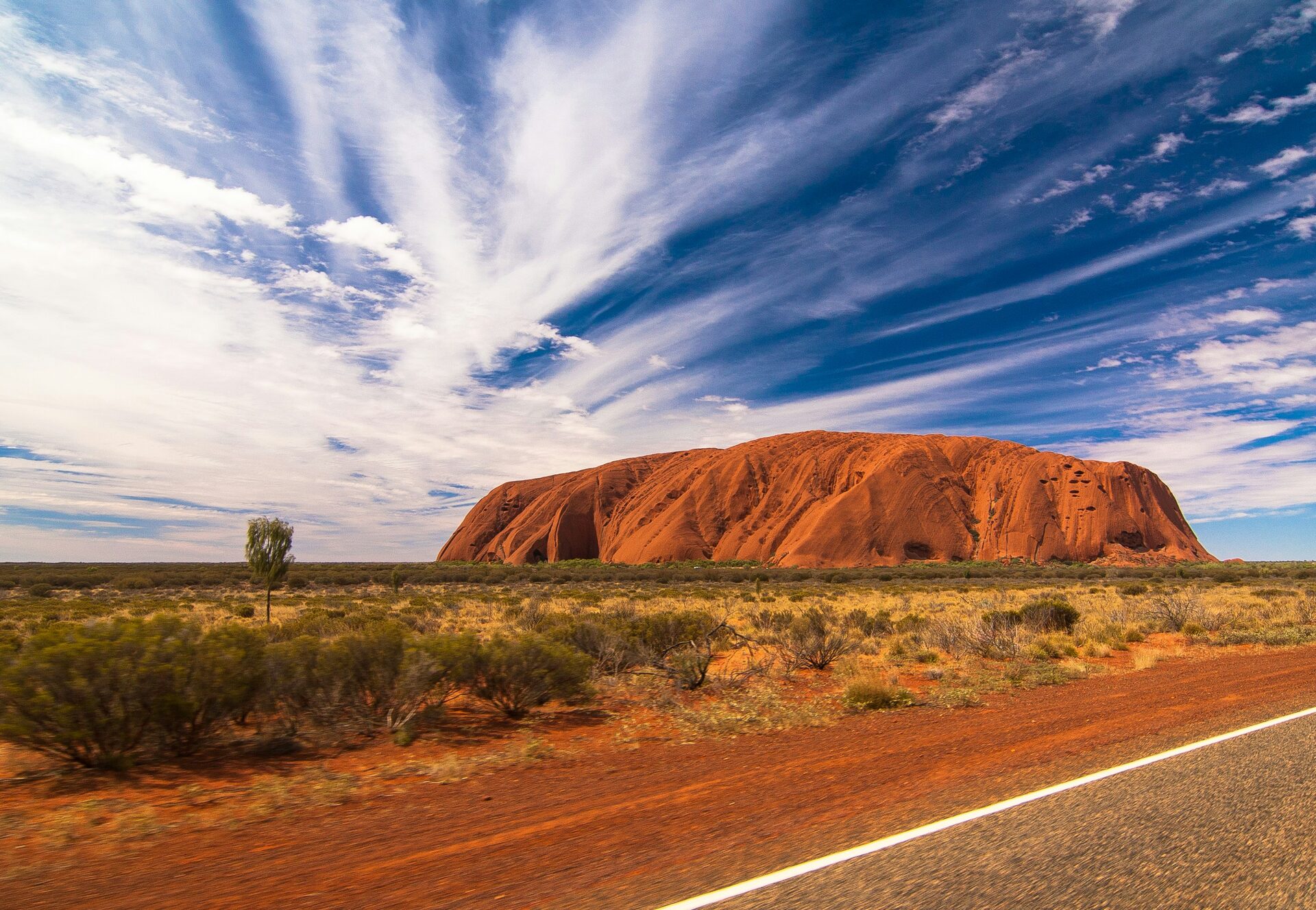 Le PVT ou Working Holidays Visa australien, ouvert à tous les Français jusqu'à leurs 35 ans, permet de découvrir les sites majeurs du pays, ici Uluru.