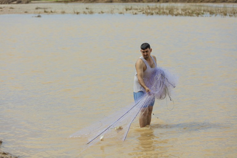 Kirkuk, Irak - 11 février 2016 : Chasseur de poissons dans le fleuve Tigre en Irak
