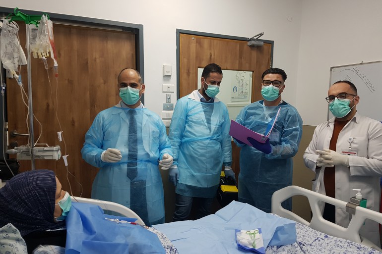 Équipe médicale lors de la greffe de moelle osseuse