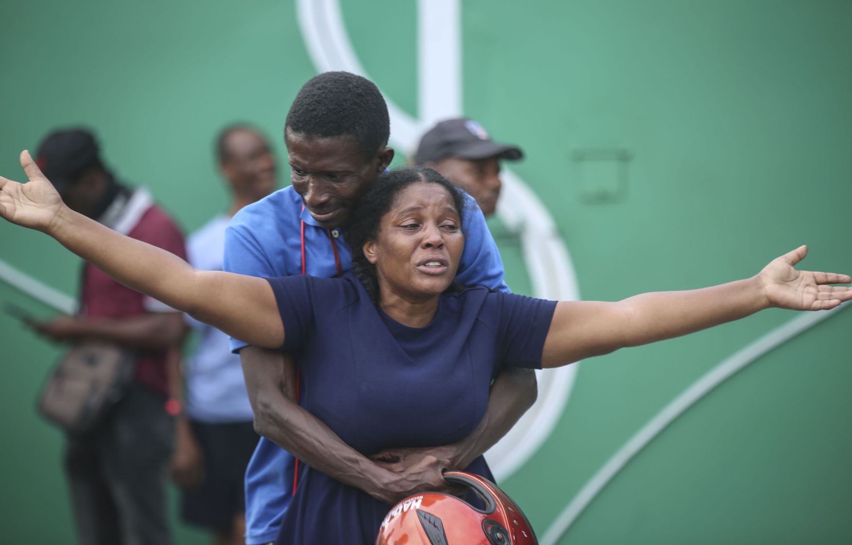 La femme d’un journaliste, qui a été abattu lors d’une attaque armée contre l’hôpital général, pleure alors qu’une ambulance arrive avec son corps, dans un autre hôpital de Port-au-Prince, Haïti, mardi le 24 décembre 2024.