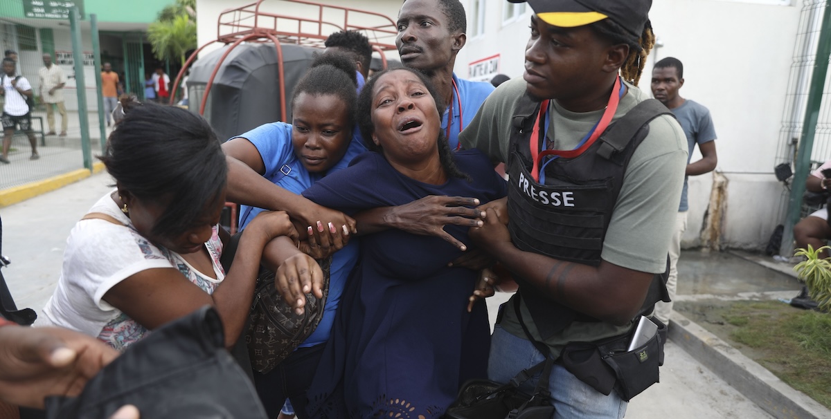 La femme de l’un des journalistes tués lors de l’attaque, après avoir appris la mort de son mari (AP Photo/Odelyn Joseph)