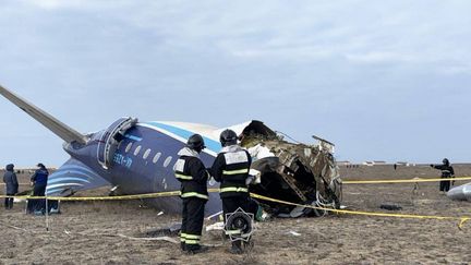 Une vue du lieu du crash d'un vol d'Azerbaïdjan Airlines avec 67 personnes à bord, près de la ville caspienne kazakhe d'Aktau le 25 décembre 2024. (EMERGENCY SITUATIONS OF KAZAKHST / ANADOLU / AFP)