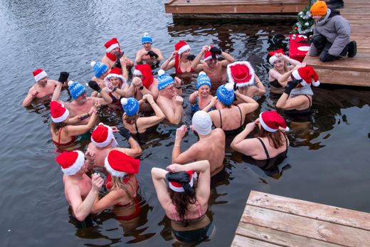 Bains de Noël au lac Klodawa en Pologne