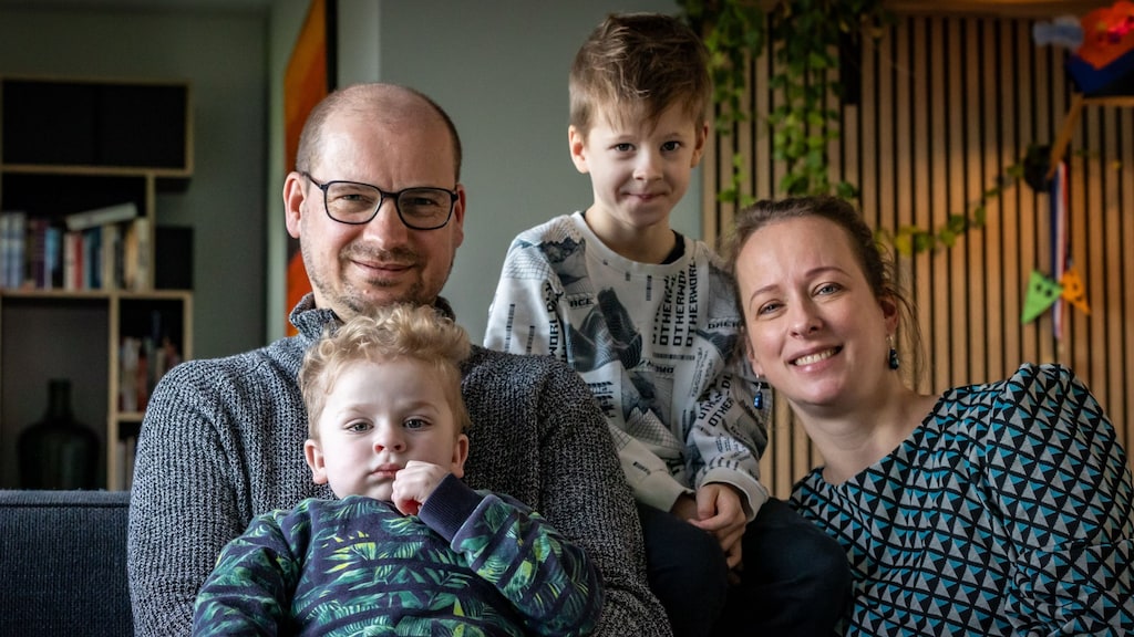 Dennis avec Thijs sur les genoux