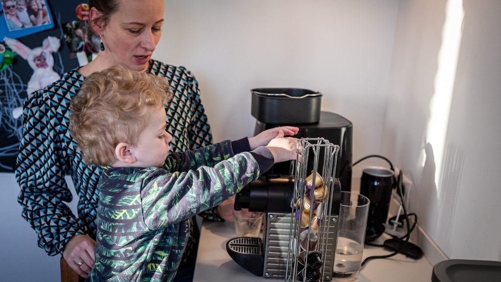 Thijs aide à la préparation du café