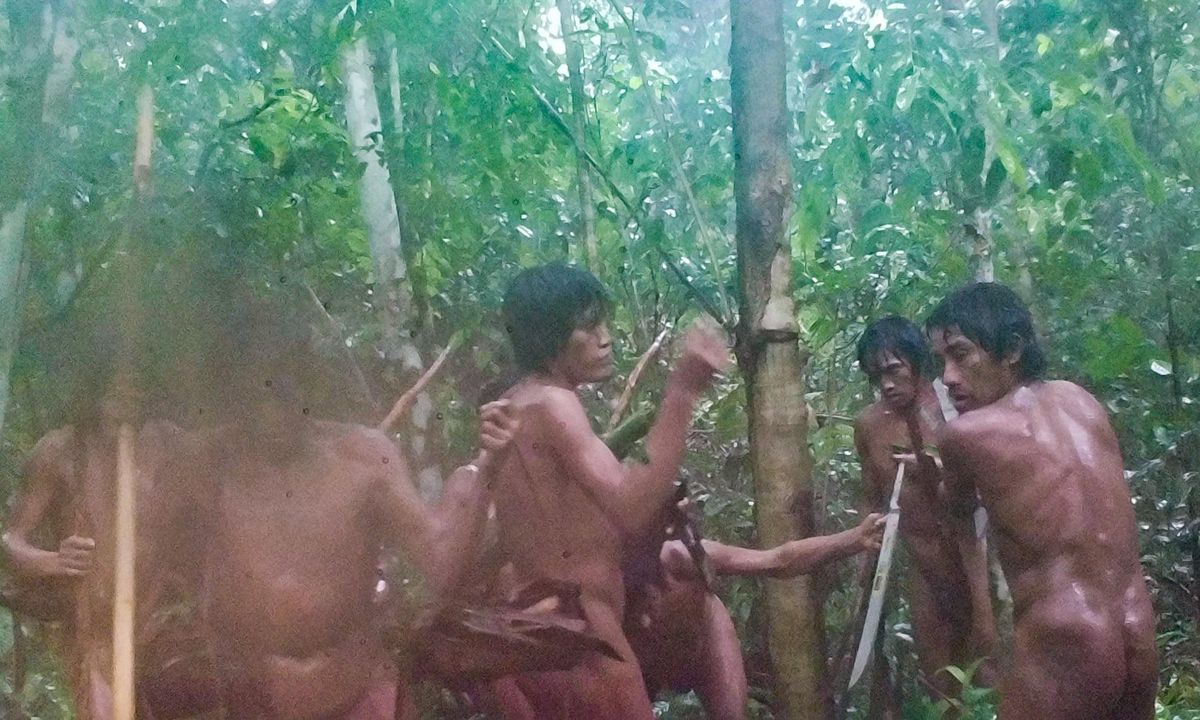 Membres du peuple Massaco collectant des outils laissés par Funai