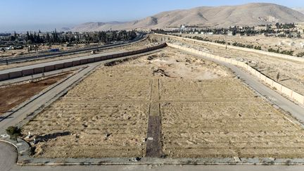 Vue aérienne d'un site qui pourrait être une fosse commune près du pont de Bagdad à Adra, Syrie, le 25 décembre 2024. (SAMEER AL-DOUMY / AFP)