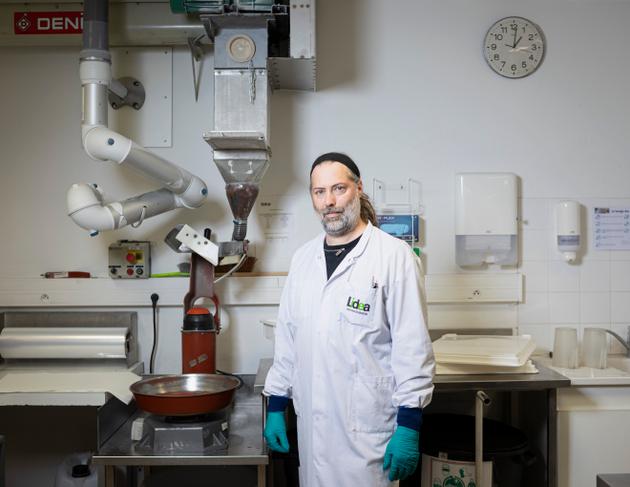 Joris Fraysse, technicien de laboratoire, fait partie des salariés qui vont être licenciés. Dans l’usine Lidea, à Caussade (Tarn-et-Garonne), le 13 décembre 2024.