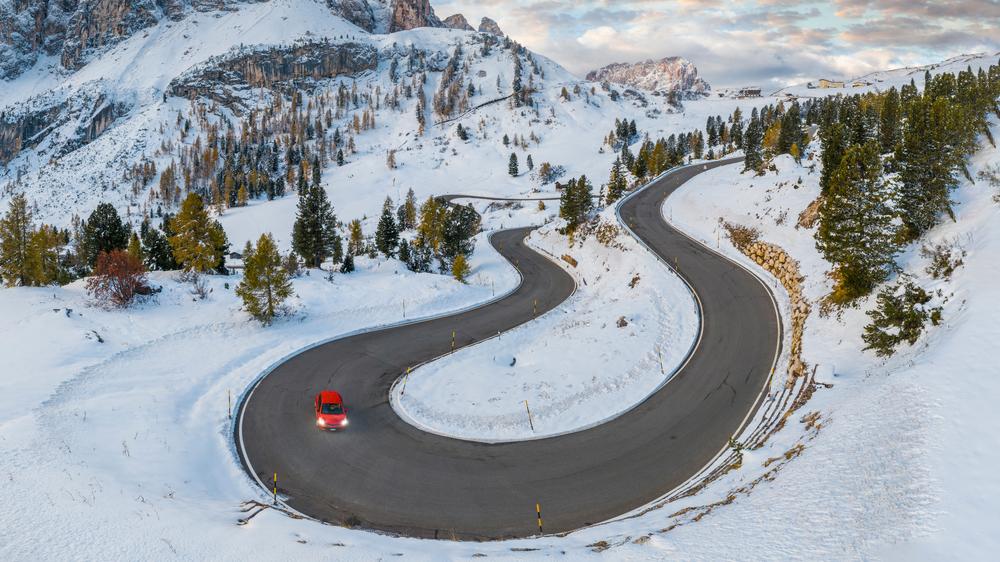 Infrastructures en Italie : Autofahrer entdecken Straßenschäden oft zu spät, etwa auf kurvigen Strecken comme dans les Dolomites.