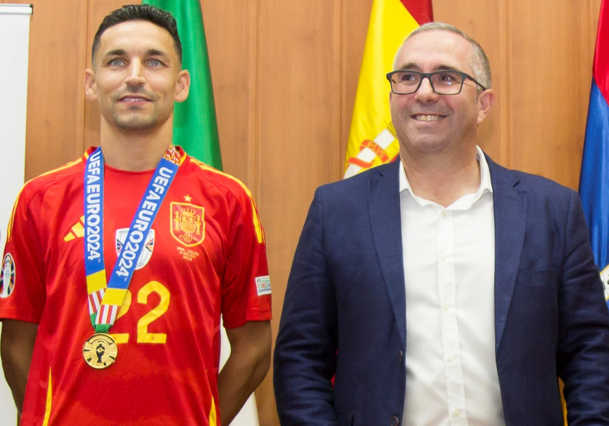 Jesús Navas avec le maire Juan Manuel Valle Chacón lors d'un hommage à Los Palacios