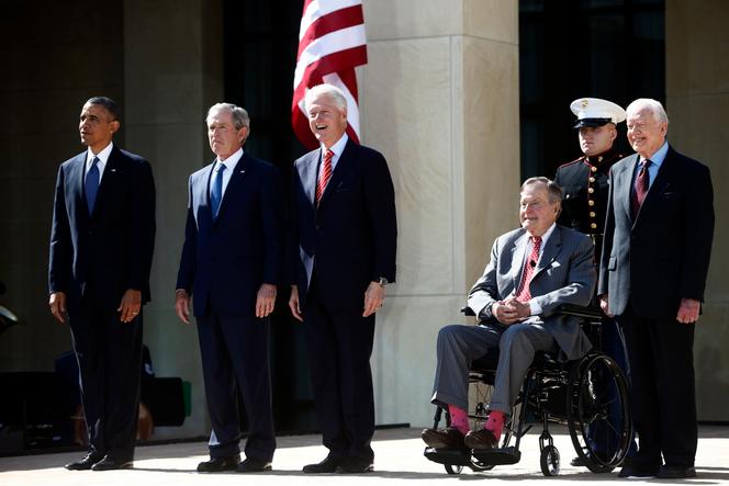 Jimmy Carter, débout à droite, aux côtés des anciens présidents américains