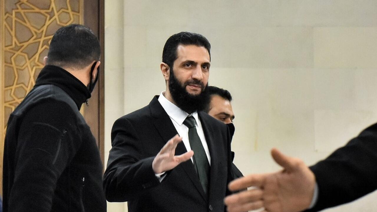 Le chef de Hayat Tahrir al-Cham, Ahmed al-Charaa arrive pour une réunion avec des responsables druzes du Parti socialiste progressiste libanais