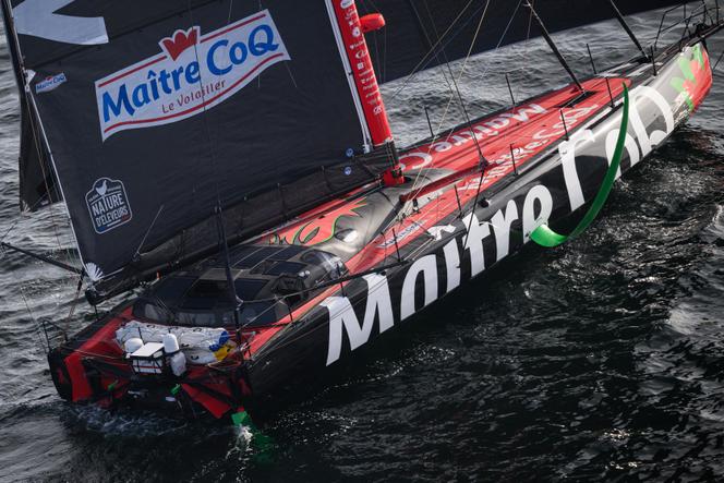Yannick Bestaven, sur son Imoca « Maitre Coq V », le 10 novembre 2024, lors du départ du Vendée Globe, au large des Sables-d’Olonne (Vendée).
