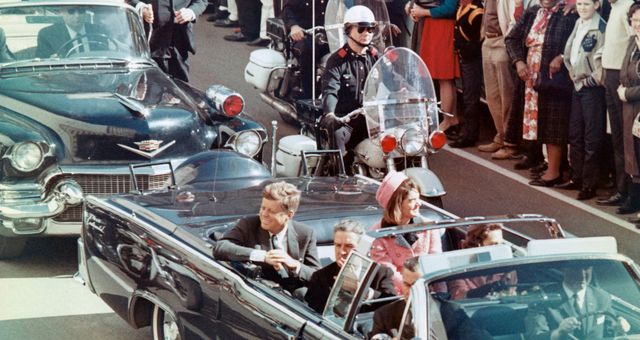 Le président John F. Kennedy, la première dame Jacqueline, le gouverneur du Texas John Connally le 22 novembre 1963 à Dallas, quelques minutes avant son assassinat.