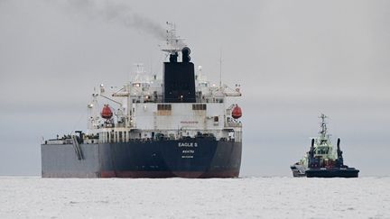 Le navire 'Eagle S' escorté au large des côtes finlandaises par le remorqueur 'Ukko', le 28 décembre 2024. (JUSSI NUKARI / LEHTIKUVA / AFP)