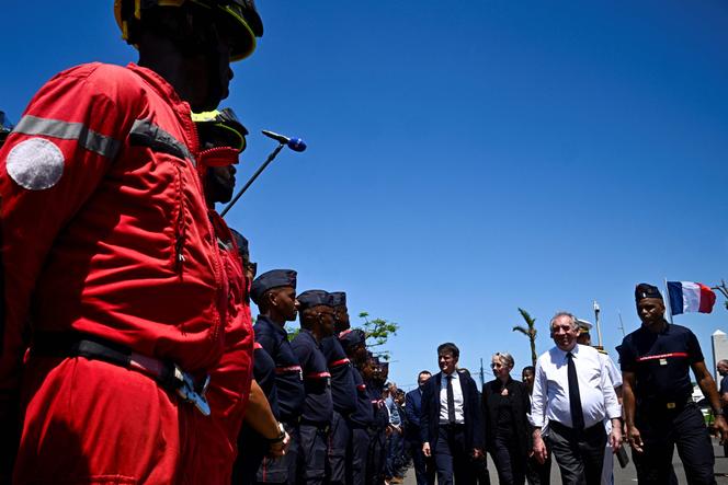 François Bayrou, Elisabeth Borne et Manuel Valls rencontrent les pompiers de Mayotte, à Mamoudzou, le chef-lieu du département, le 30 décembre 2024.