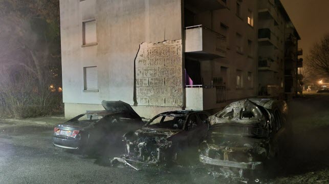 Trois voitures ont brûlé lundi 30 décembre au soir au quartier Europe à Obernai, endommageant la façade d’un immeuble. Photo Guillaume Muller