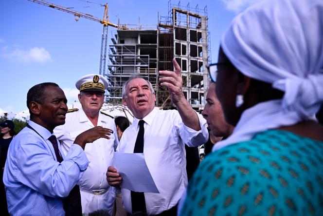 Le préfet de Mayotte, François-Xavier Bieuville, et le premier ministre, François Bayrou, visitent l’usine de dessalement de Pamandzi, sur l’île de Petite-Terre, à Mayotte, le 30 décembre 2024.