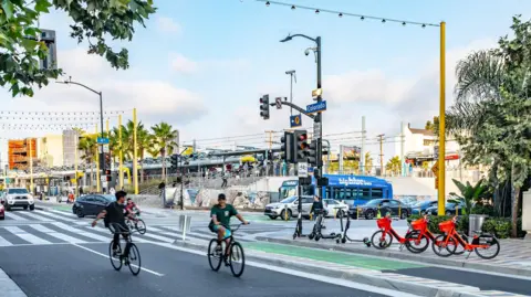 Deux cyclistes traversent un feu rouge à Los Angeles