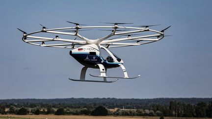 Un modèle de taxi volant de Volocopter fait une démonstration à Saint-Cyr-l'École, près de Paris, le 8 août 2024. (THIBAUD MORITZ / AFP)
