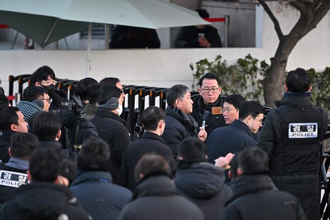 Des policiers devant la résidence du président sud-coréen destitué, Yoon Suk Yeol, à Séoul, le 3 janvier 2025.