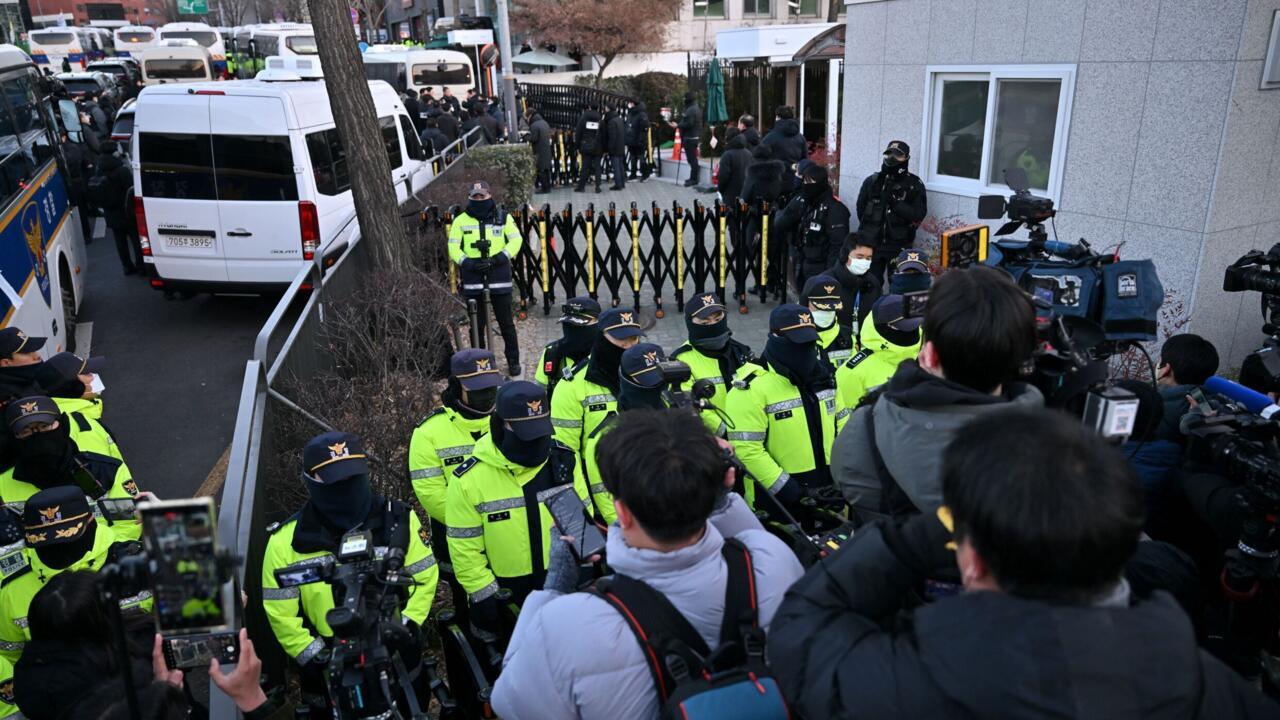 La police sécurise la résidence du président sud-coréen déchu Yoon Suk-yeol à Séoul, vendredi 3 janvier 2025.