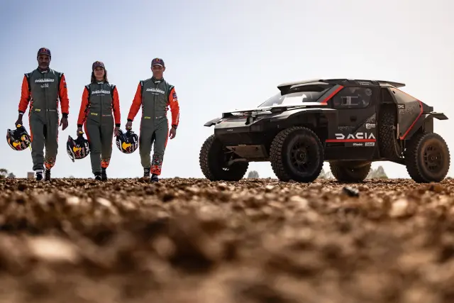 Nasser Al-Attiyah, Cristina Gutierrez et Sébastien Loeb, les pilotes de Dacia en 2025