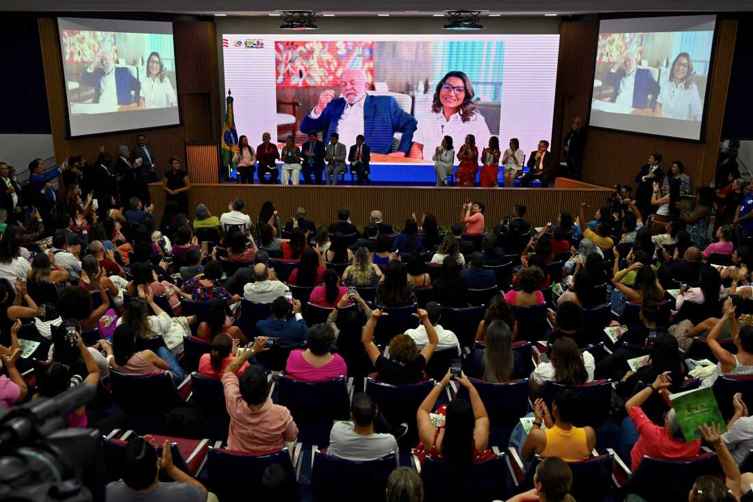 Le président brésilien Luiz Inacio Lula da Silva et la Première Dame Rosângela da Silva participent à une célébration via vidéoconférence pour le 20e anniversaire du programme Bolsa Família.