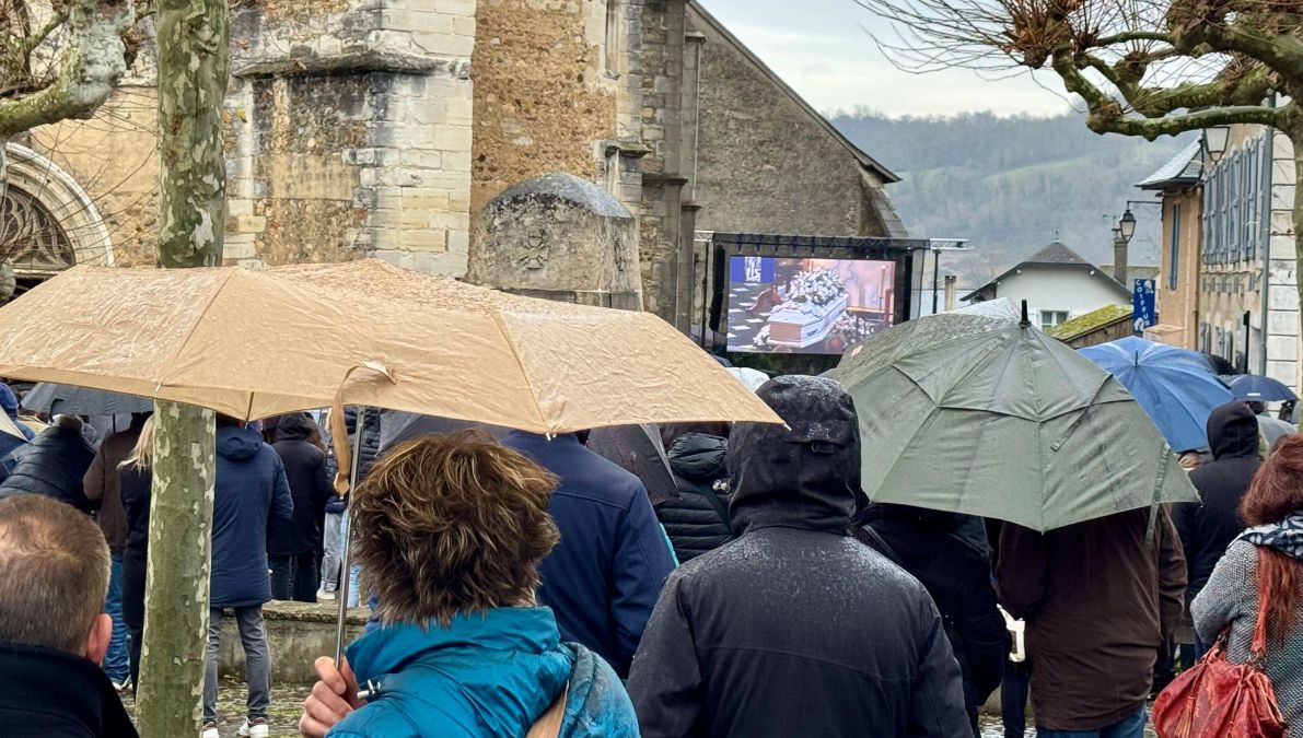 Plusieurs centaines de personnes ont assisté aux obsèques de la jeune Lily à Monein, certains dehors, ont suivi la cérémonie sur un écran géant.