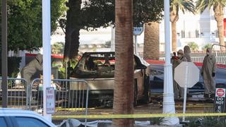 Les enquêteurs sur le lieu de l’explosion du véhicule Cybertruck devant l’hôtel Trump de Las Vegas le 1er janvier 2025.