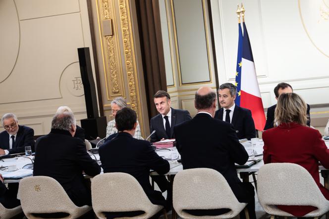 Emmanuel Macron, lors du premier conseil des ministres du gouvernement Bayrou, à l’Elysée, à Paris, le 3 janvier 2025.