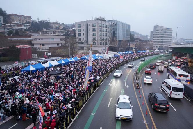 Des partisans du président sud-coréen, Yoon Suk Yeol, rassemblés pour s’opposer à sa destitution, près de la résidence présidentielle à Séoul, lundi 6 janvier 2025.