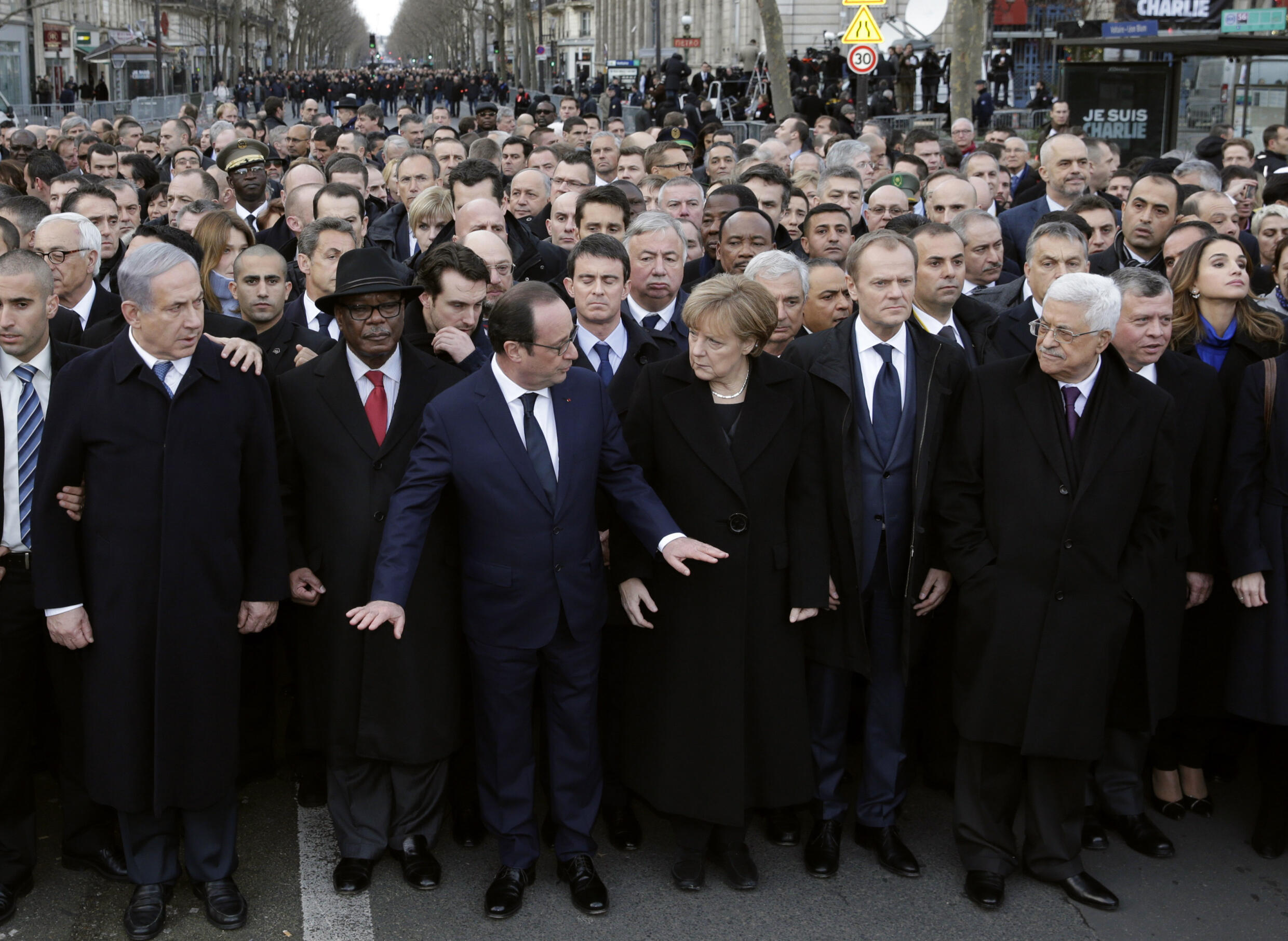 L'ancien président François Hollande a dirigé une marche de solidarité à Paris pour Charlie Hebdo, accompagné de 40 autres chefs d'État.