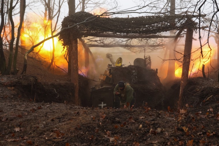 Un équipage d'artillerie de la 37e Brigade Marine tire avec un obusier automoteur 2S1 Gvozdika sur des positions d'infanterie russes le 24 décembre 2024 dans la région de Donetsk, Ukraine.