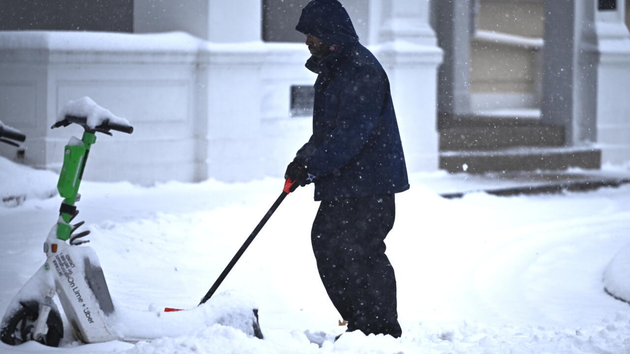 Une personne déneige la rue à Washington, le 6 janvier 2025.