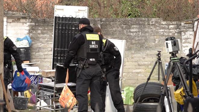 Policiers fouillent un terrain à Berlin-Wannsee
