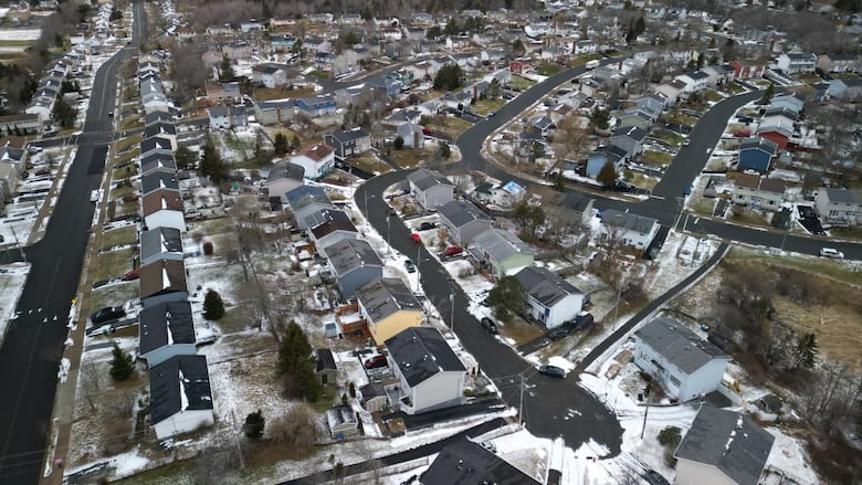 Vue aérienne d'un quartier de Dartmouth montrant des maisons à proximité.