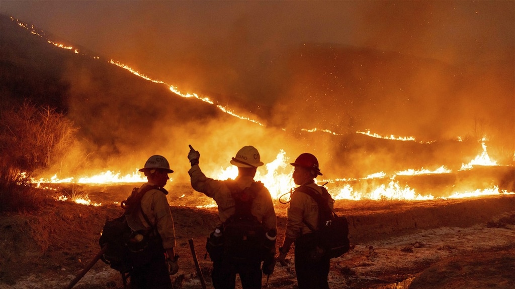Les pompiers luttent contre les incendies à Los Angeles