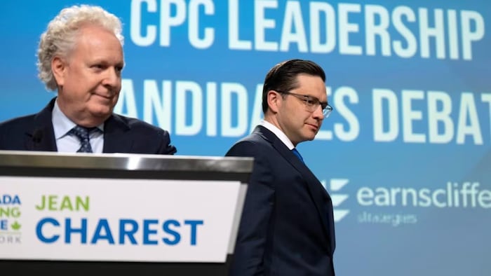 Pierre Poilievre et Jean Charest lors d'une scène de débat lors de la course à la chefferie en 2022.