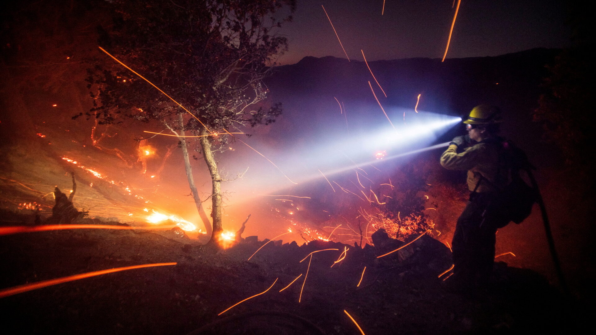 Un pompier lutte contre les flammes à Los Angeles.