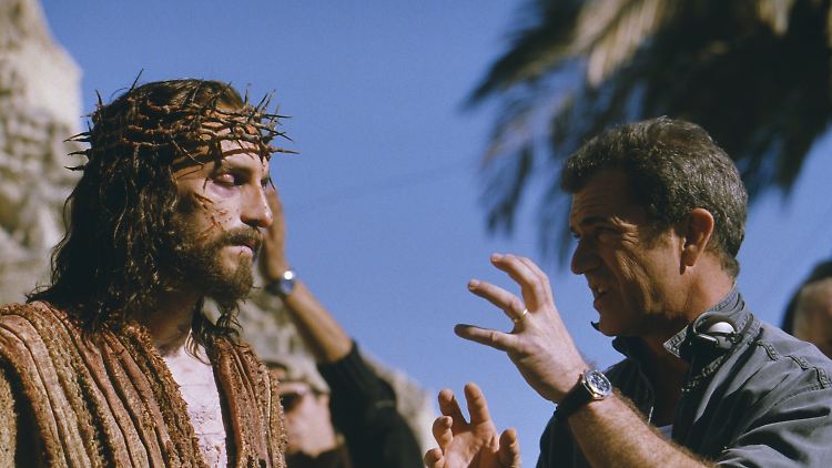 Gibson au travail avec Jim Caviezel sur le plateau de La Passion du Christ
