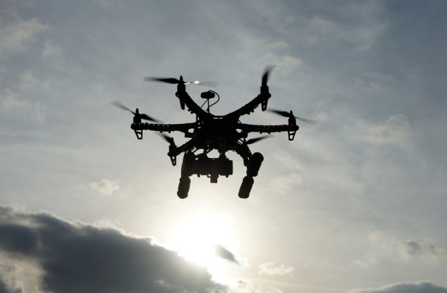 Drone prenant des photos aériennes au coucher du soleil