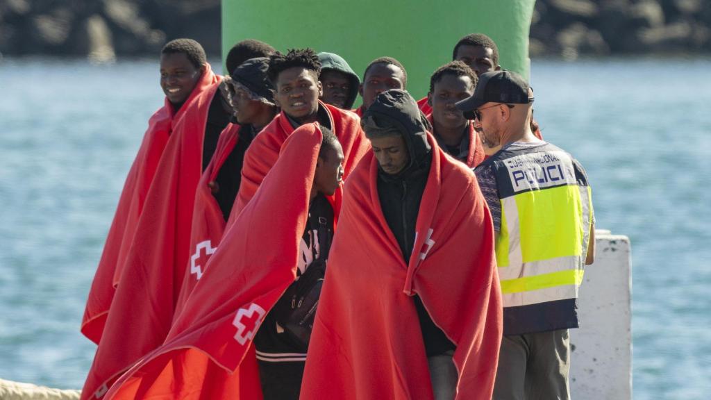 Un cayuco con 55 migrantes, varios de ellos menores, rescatado por Salvamento Marítimo desembarca en Lanzarote.