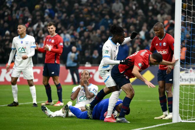 Le gardien lillois, Vito Mannone, se couche sur le ballon pour stopper une action marseillaise, mardi 14 janvier, au Stade-Vélodrome, à Marseille.