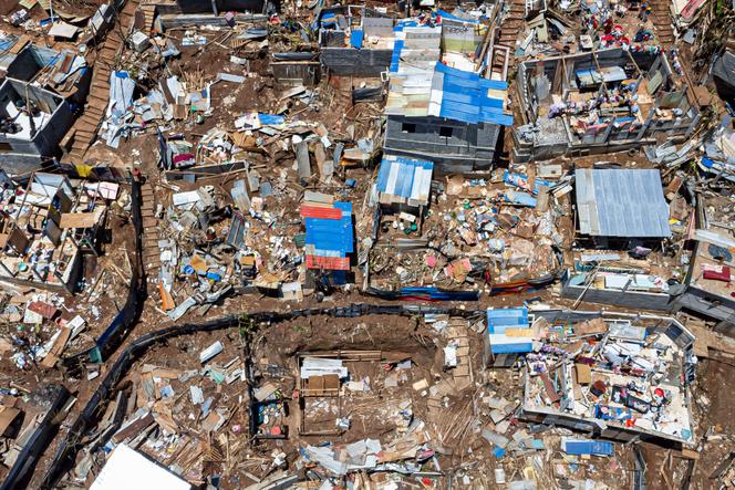 Vue aérienne de la ville de Vahibé, à la périphérie de Mamoudzou, à Mayotte, le 24 décembre 2024, une semaine après le passage du cyclone Chido sur l’archipel.