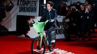 L’arrivée de Timothée Chalamet en vélo électrique à Londres pour l’avant-première d’« Un Parfait inconnu » le 14 janvier 2025.