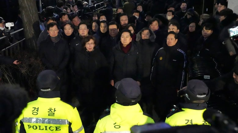 Des hommes face à des policiers