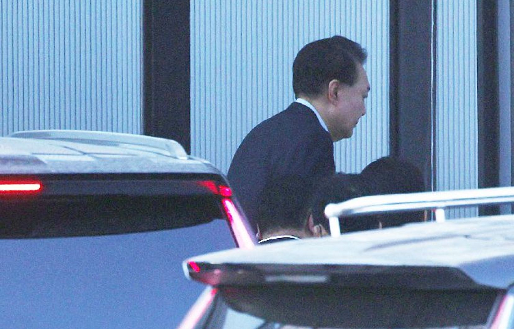Le président sud-coréen destitué Yoon Suk-yeol à son arrivée au complexe abritant le Bureau d’enquête sur la corruption pour les hauts fonctionnaires (CIO) à Gwacheon, le 15 janvier 2025.