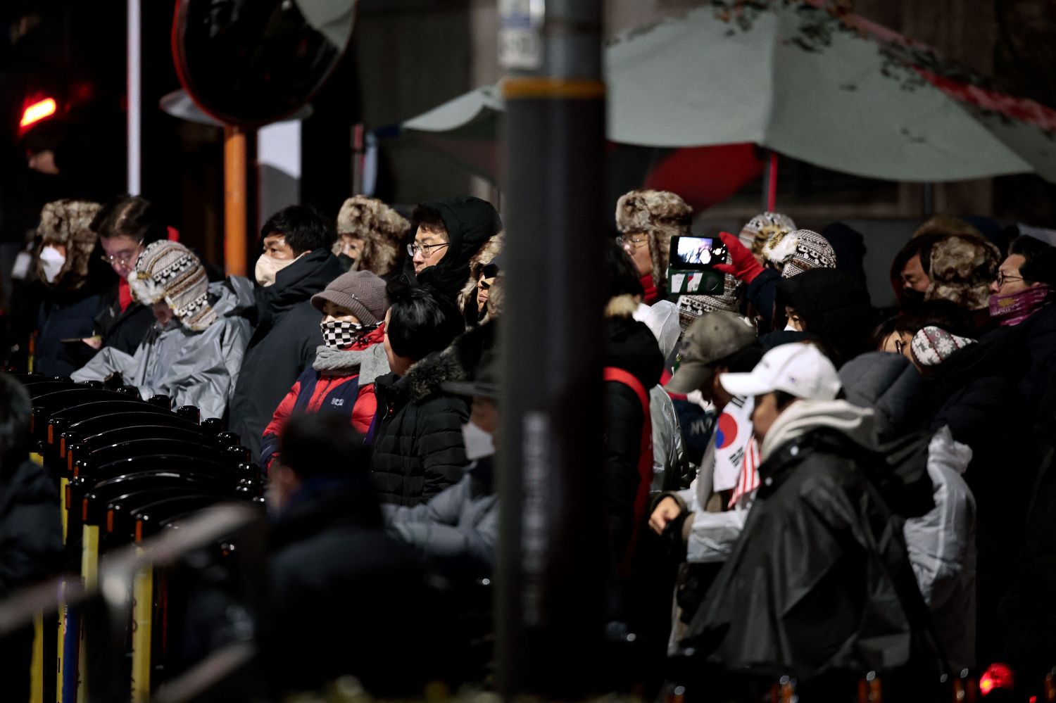 Des milliers de partisans inconditionnels sont massés devant la résidence.